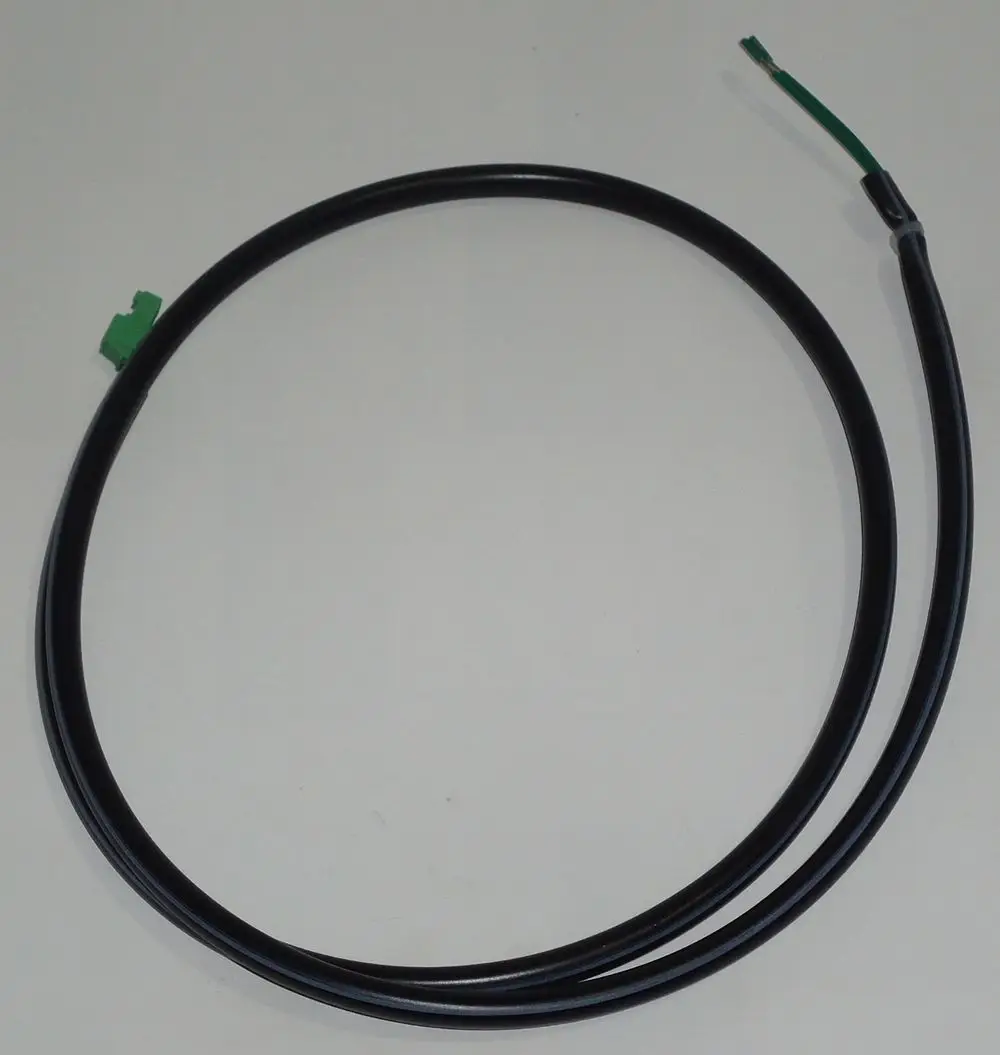 Schwarzes Kabel mit einem grünen Stecker an einem Ende und freiliegendem Draht am anderen Ende, möglicherweise für die Nutzung in Daikin-Systemen.